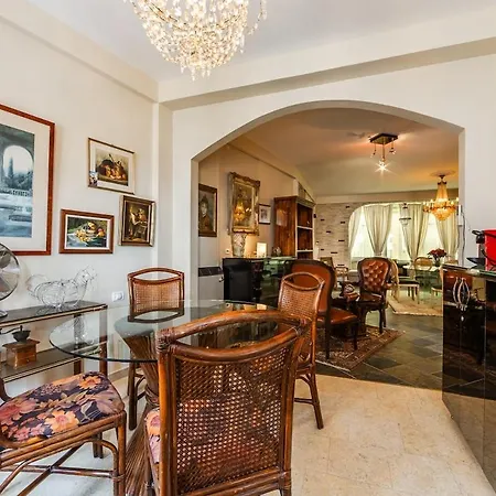 Charming 1br In Center Apartment *